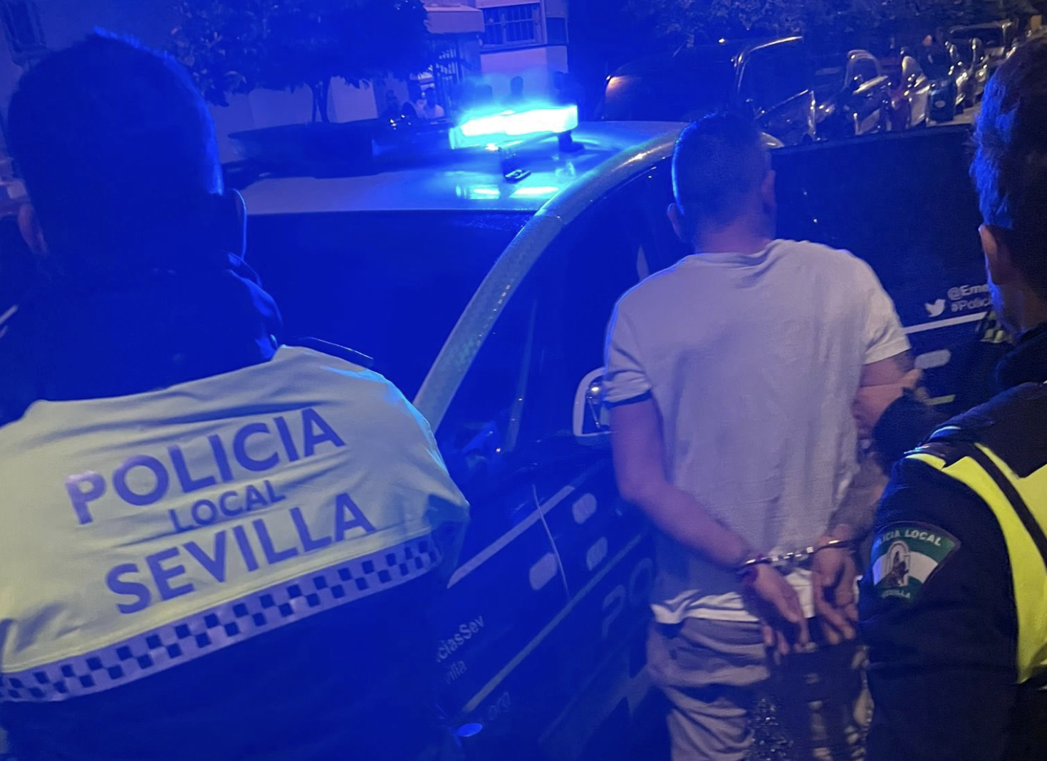 Momento de la detención de un hombre tras amenazar a una joven de 20 años y a su padre.