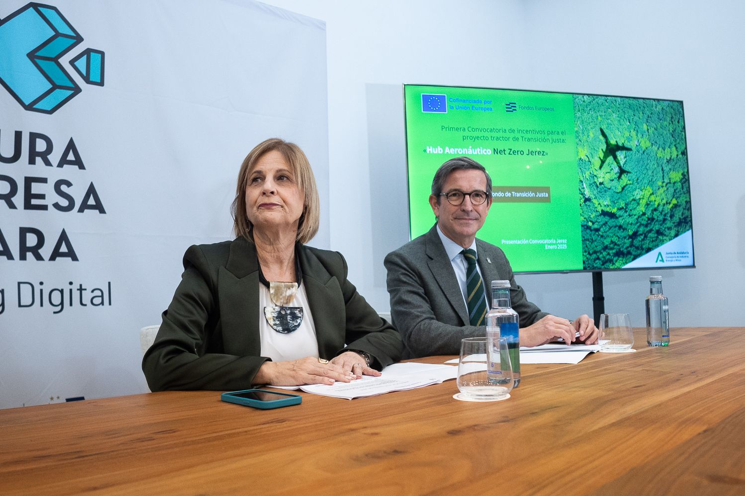 La alcaldesa de Jerez, María José García-Pelayo, con el consejero Jorge Paradela, presentando las ayudas para el Hub Aeronáutico Net Zero.