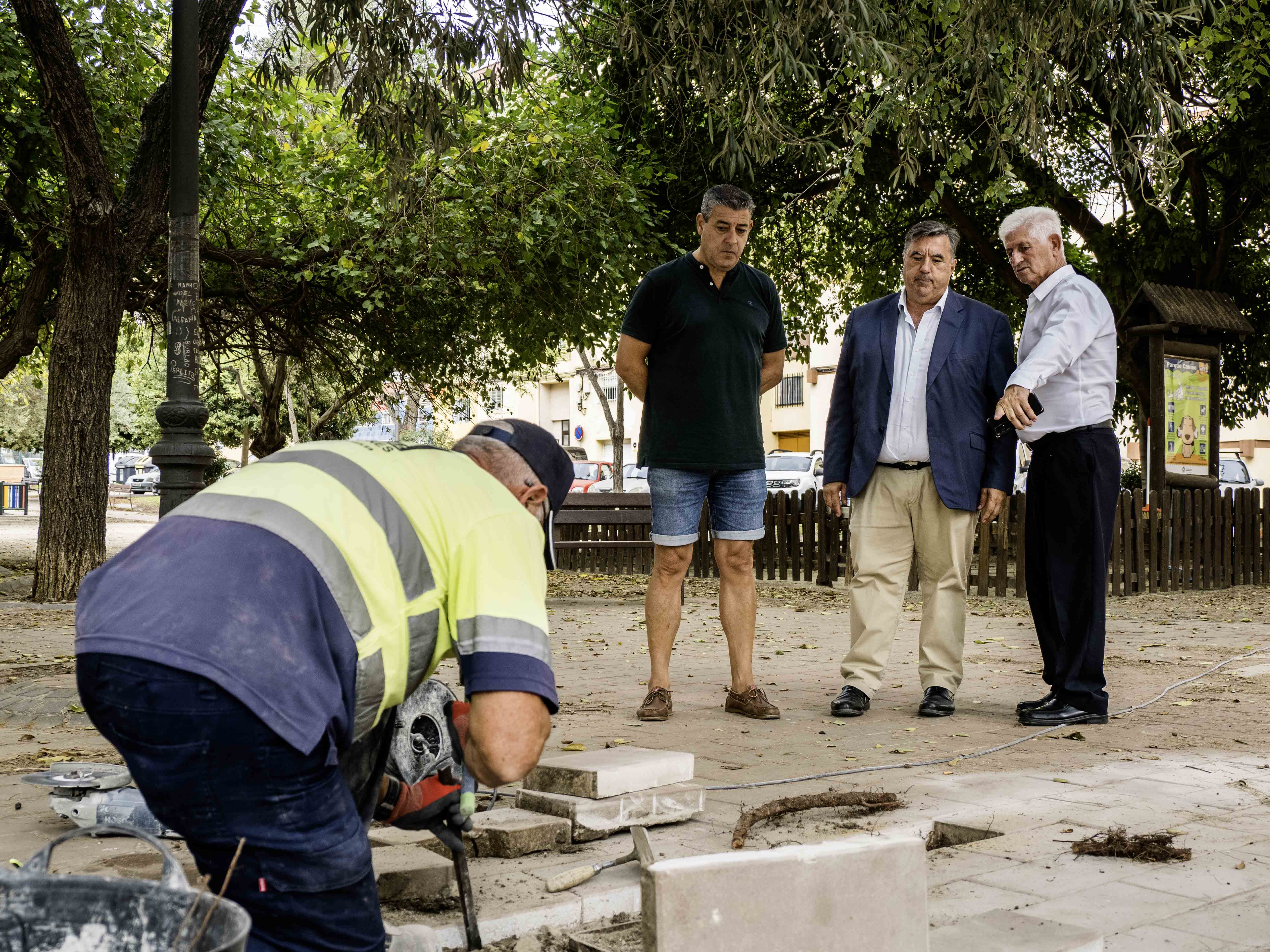 El delegado comprobando el desarrollo de una actuación del plan 'Mejor Acera' de San Fernando.