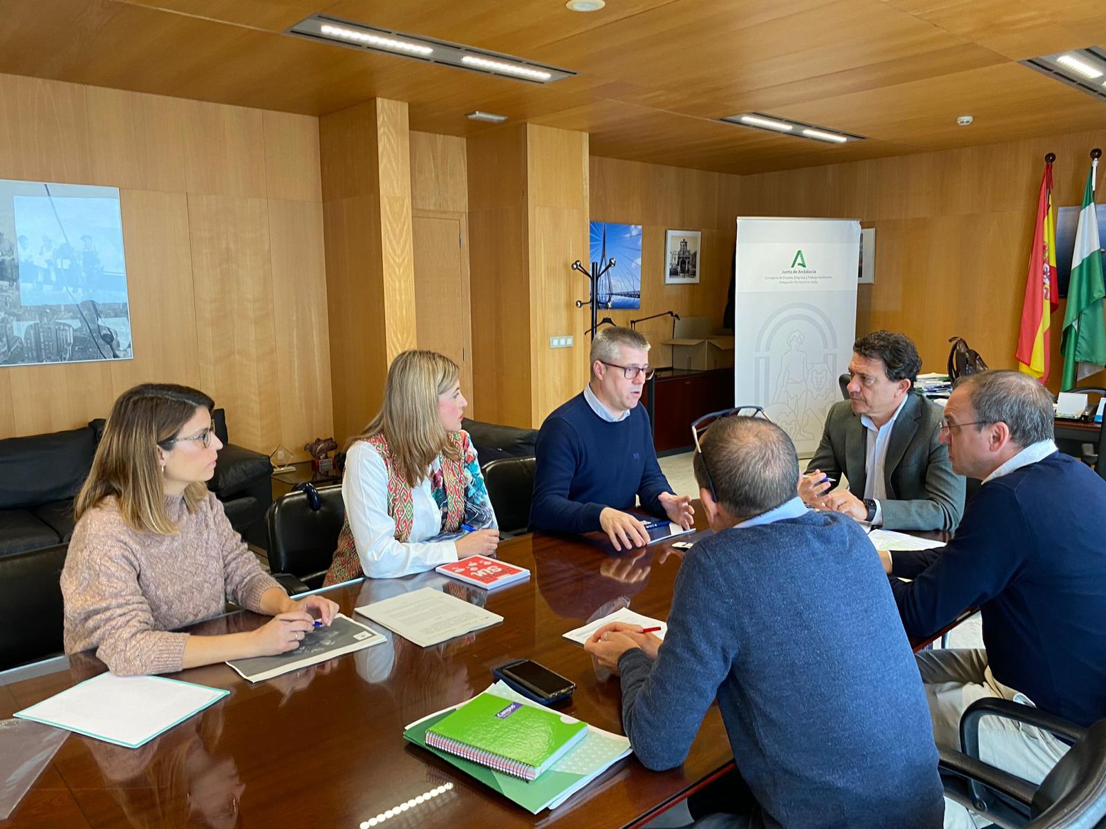 Responsables de Empleo de la Junta y de la Cruz Roja en la reunión sobre el programa de Impulso a la inserción laboral. 