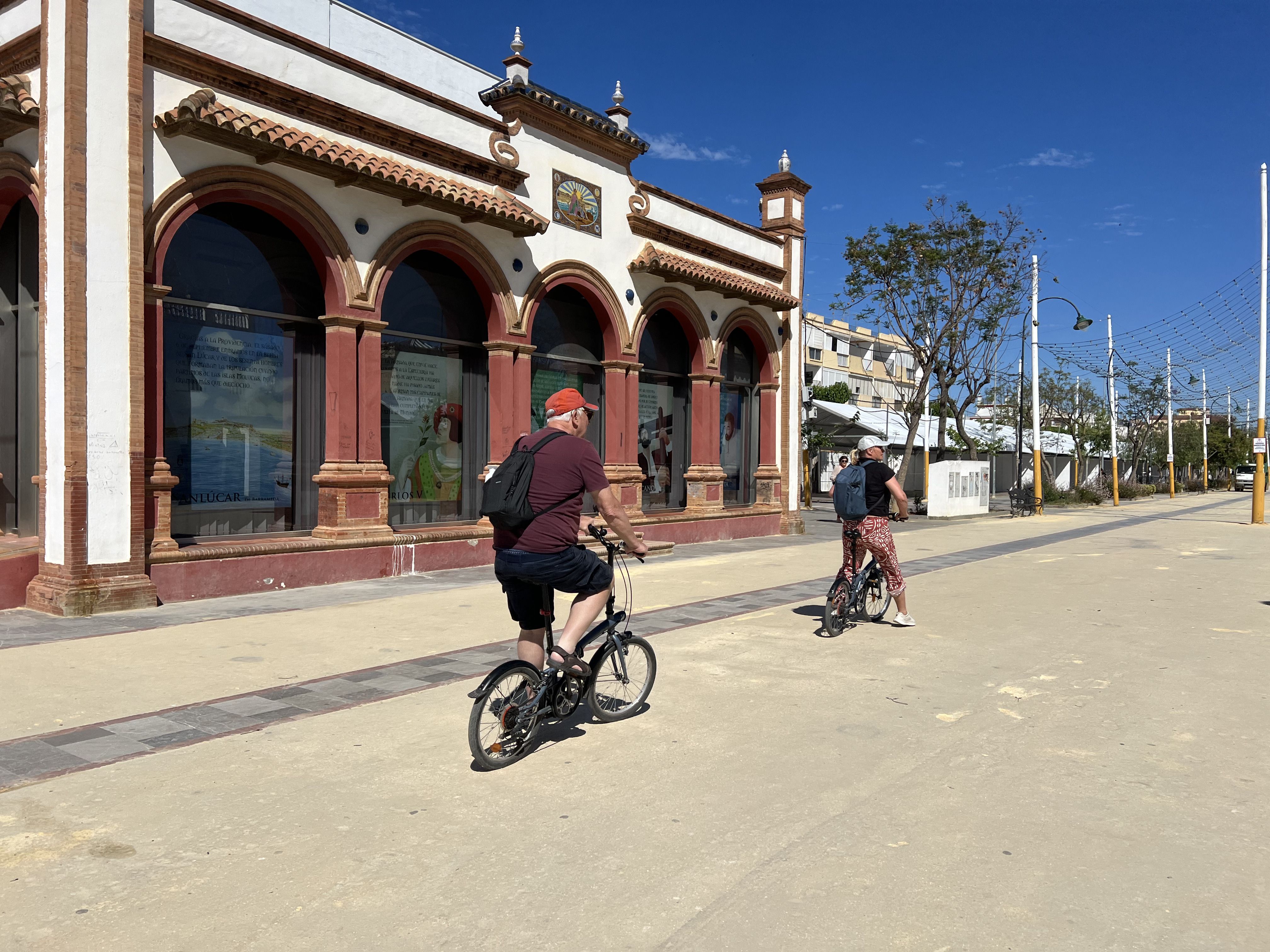 Turistas paseando en bicicleta por la Calzada de la Duquesa en Sanlúcar de Barrameda. 