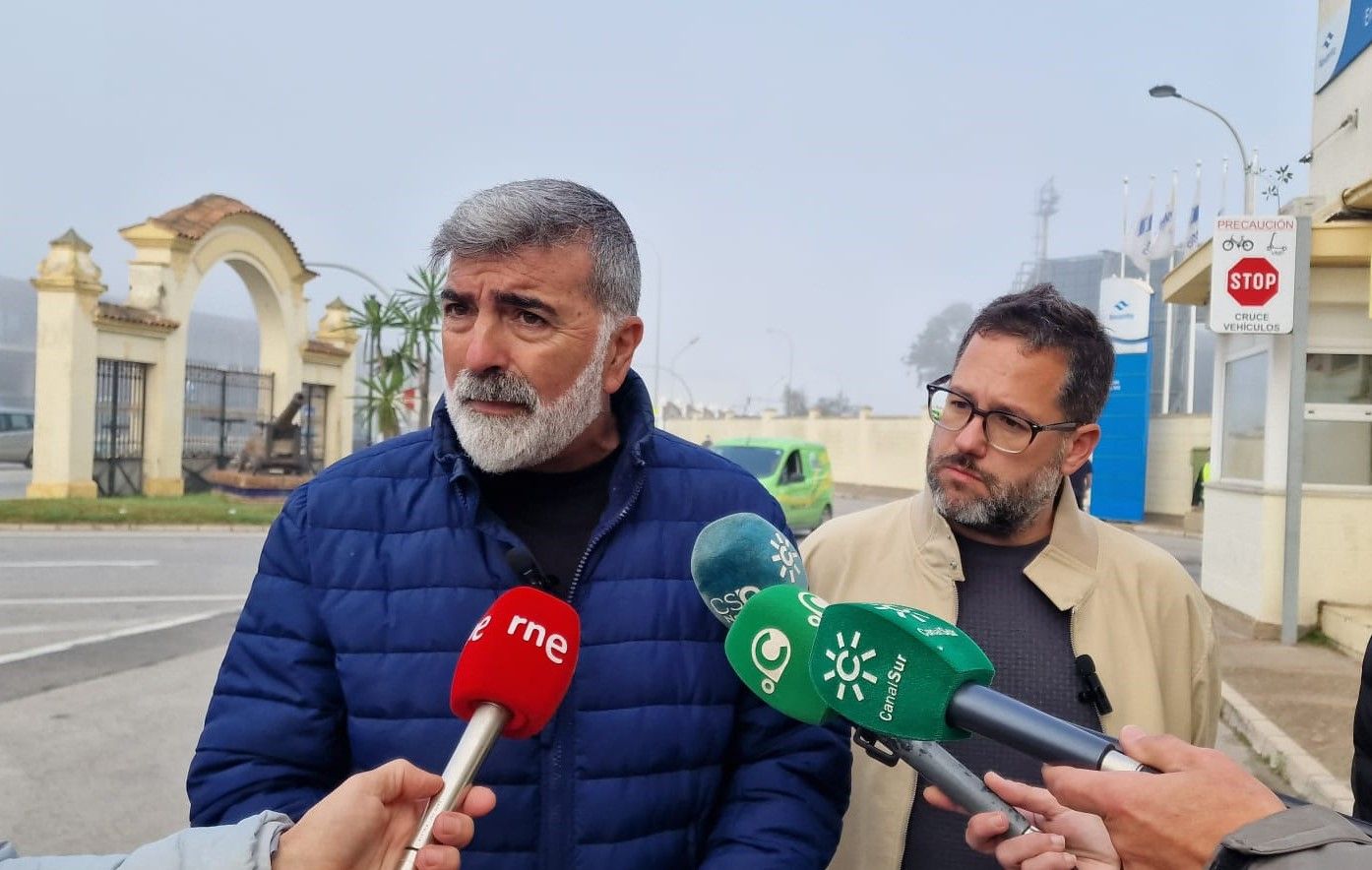 Manuel Balber, de CTM, y José Ignacio García, de Adelante Andalucía, ante Navantia Cádiz este viernes.