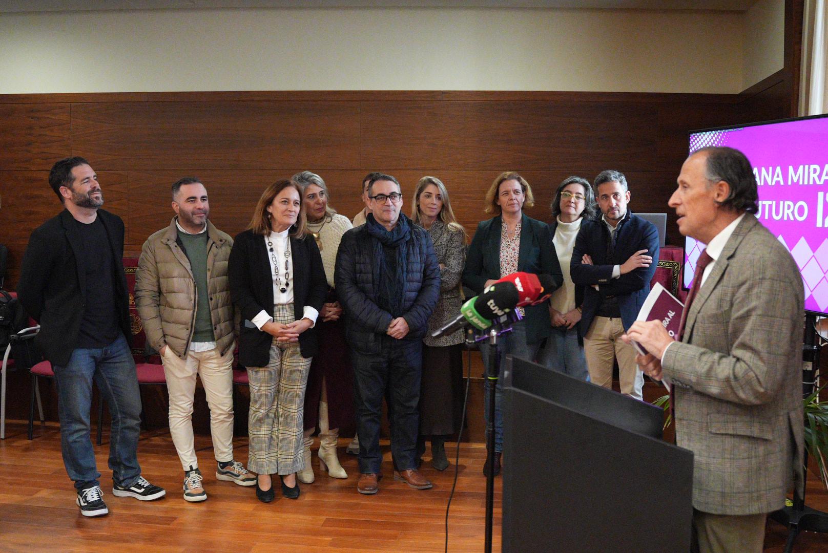 El alcalde de Chiclana junto a su gobierno durante la conferencia de prensa.