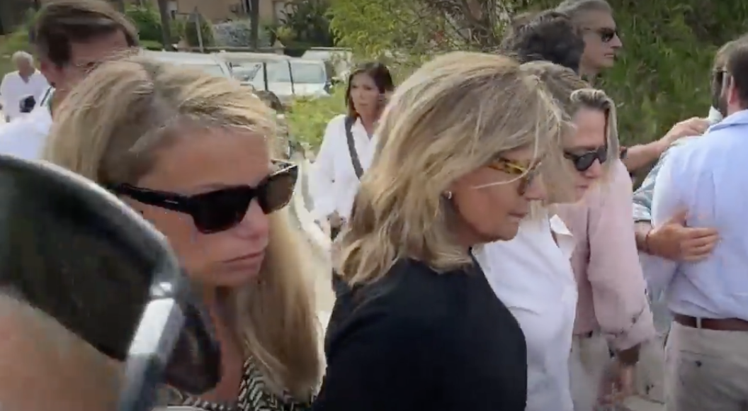 Cari Lapique, entre su hija y su hermana, en el funeral por su hija mayor. 