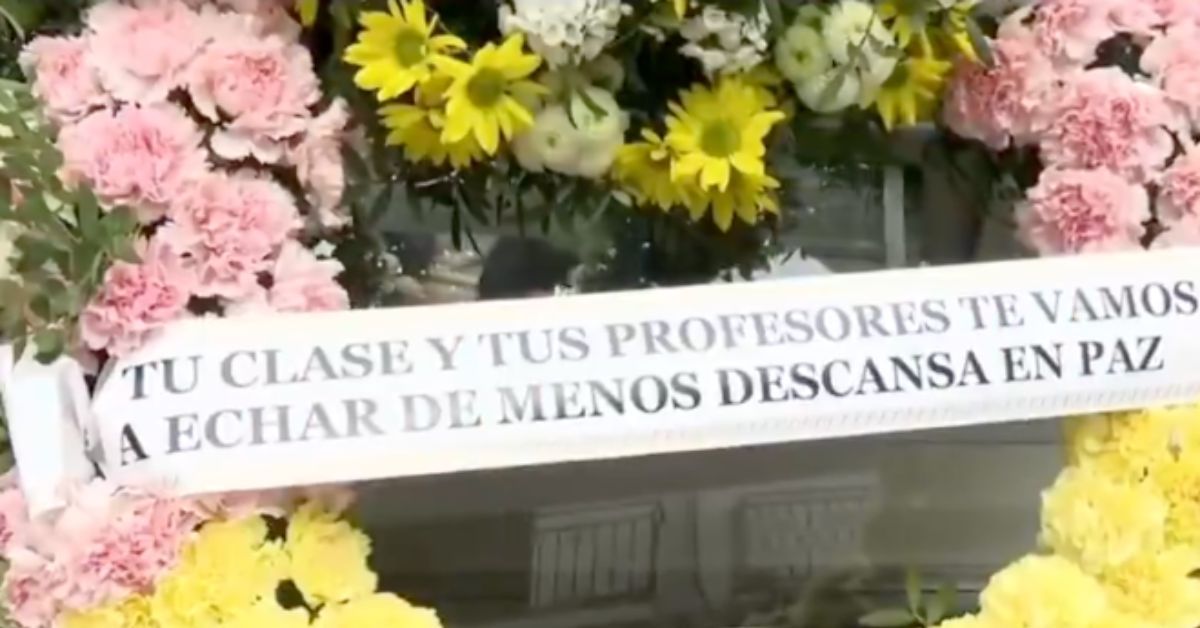 Una corona de flores en el funeral de Aarón, el menor asesinado en Gerena.