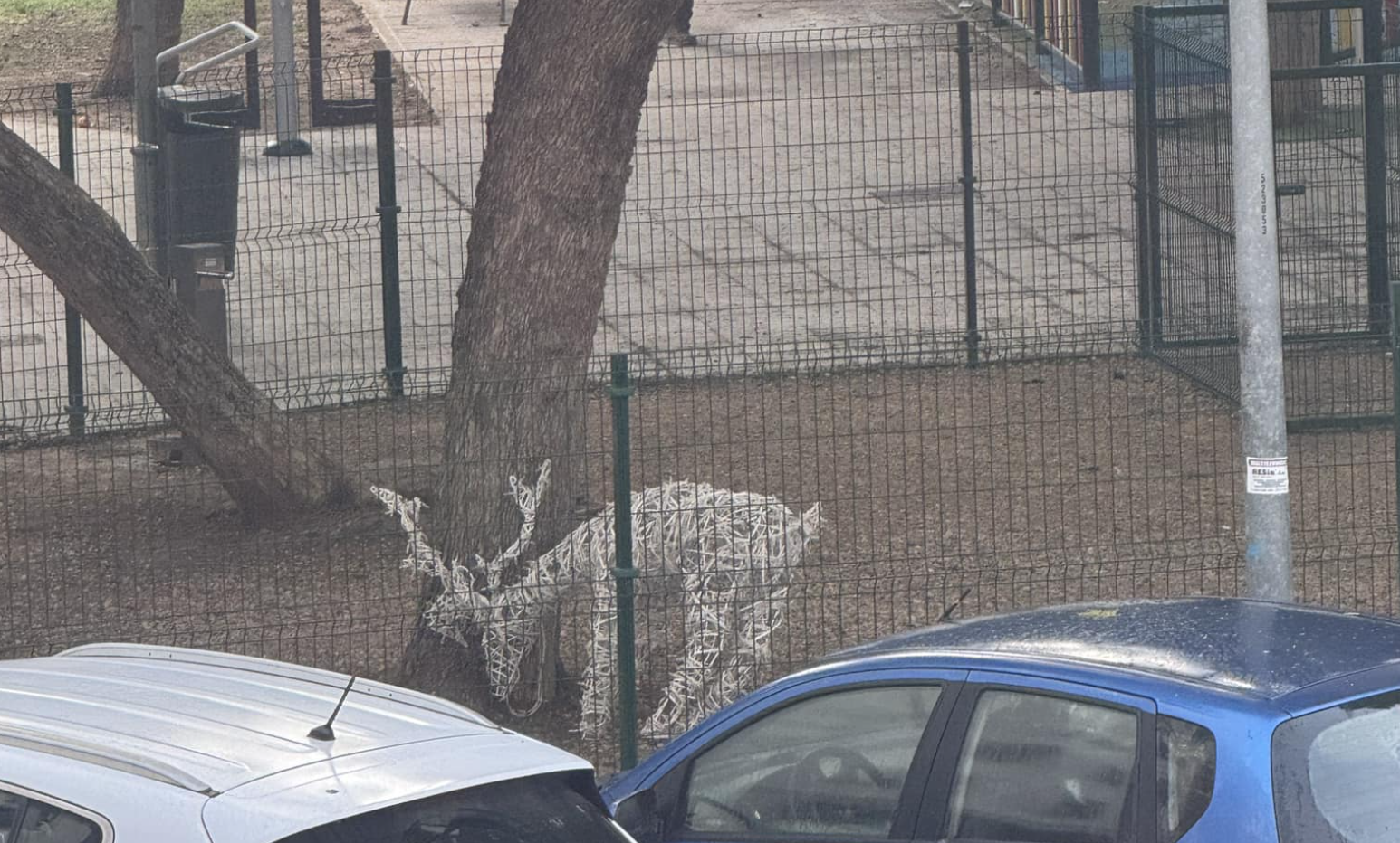 Uno de los ciervos navideños del Mamelón, en el parque canino de la plaza Madrid.