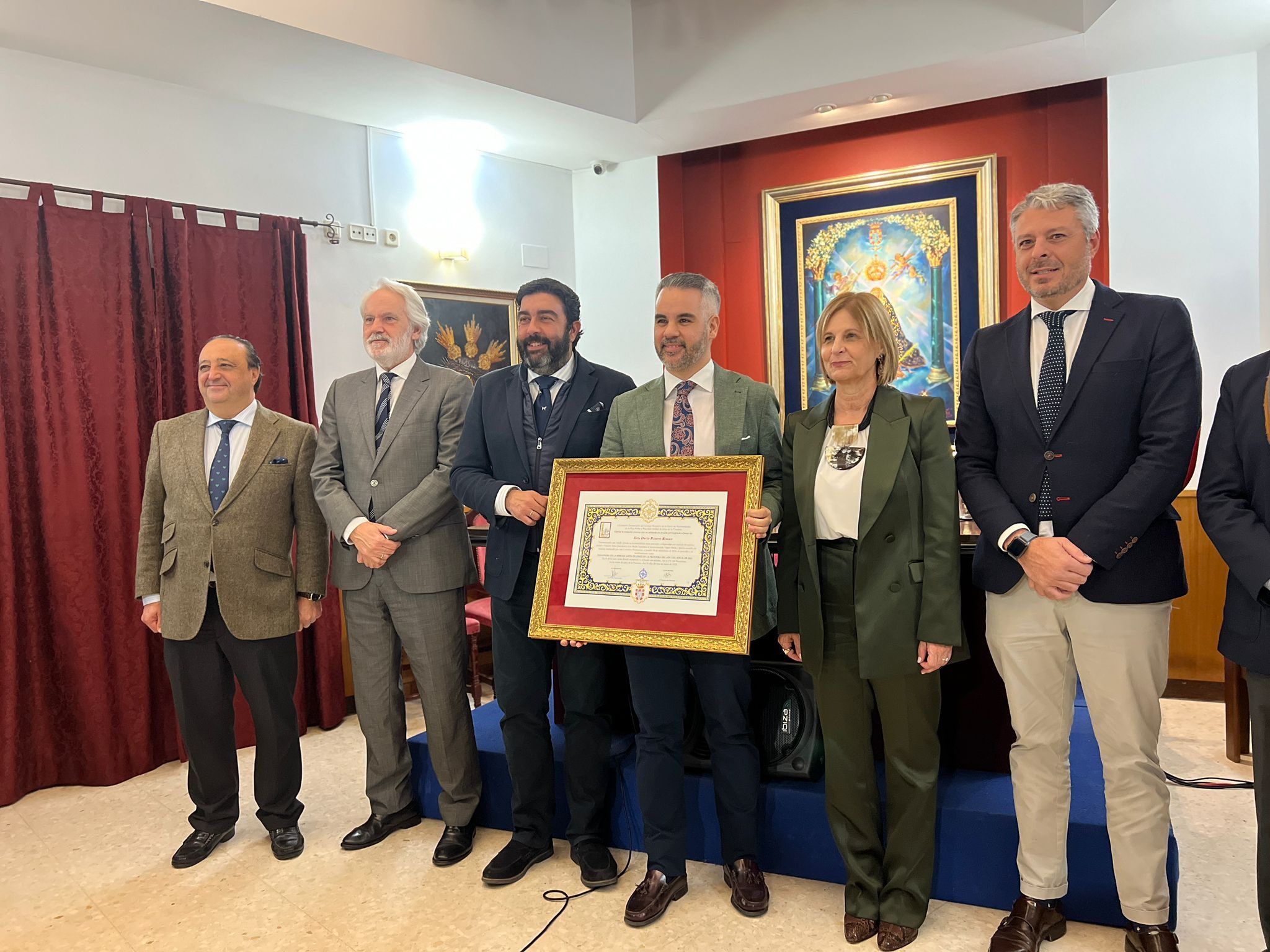 El pregonero con la patente junto a la alcaldesa, hermano mayor y presidente del Consejo, en el acto celebrado en La Exaltación. 