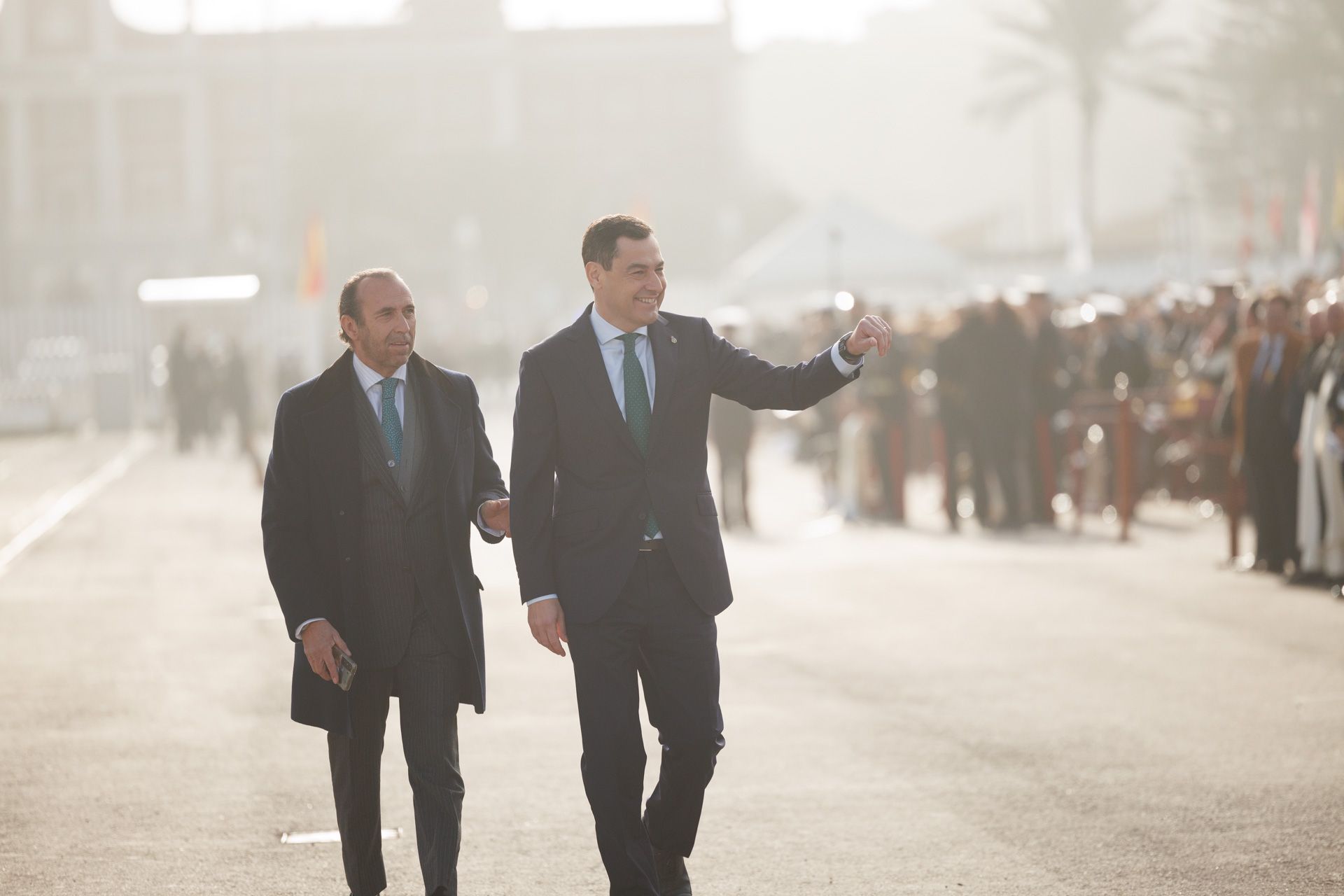 Juanma Moreno en su visita a Cádiz.