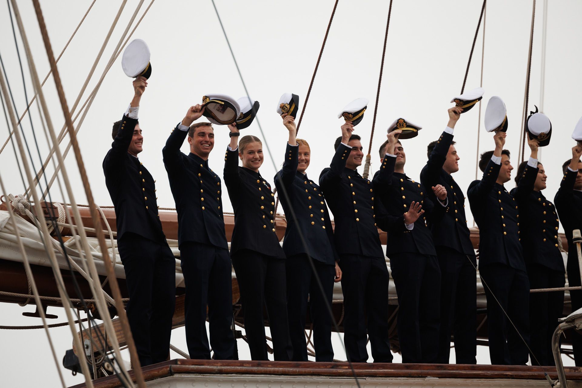 La princesa Leonor se despide desde la cubierta del 'Juan Sebastian Elcano', en Cádiz.