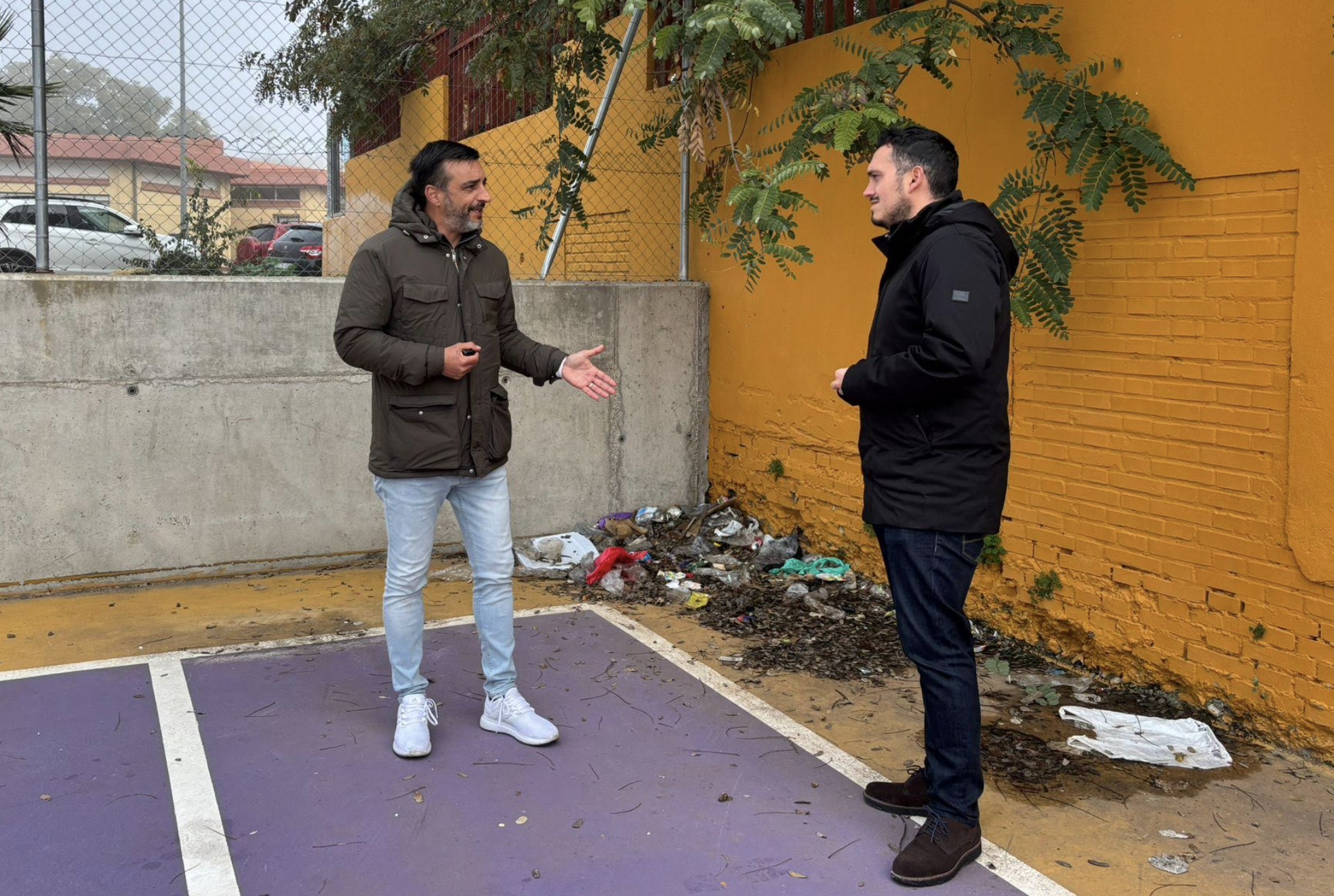 Díaz y Alba, representantes del PSOE de Jerez, visitando una instalación deportiva de la ciudad.