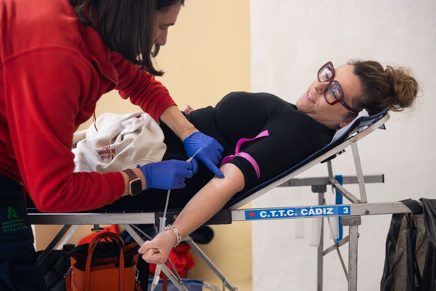 Aitana, en el momento de la donación de sangre en la Capilla de las Angustias, en Jerez.