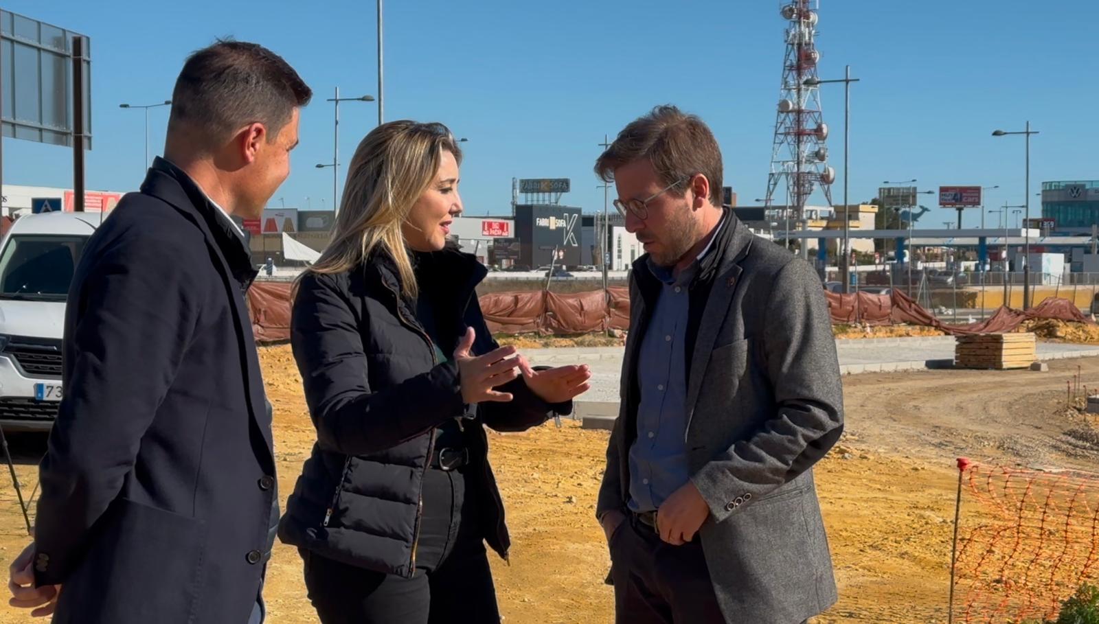 La alcaldesa en la visita realizada a las obras del nuevo aparcamiento en Alcalá de Guadaíra.