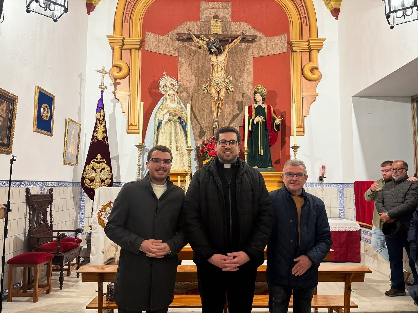 José Ignacio Verdugo, en la izquierda de la imagen, junto al director espiritual y el anterior hermano mayor tras proclamarse en el cargo.  