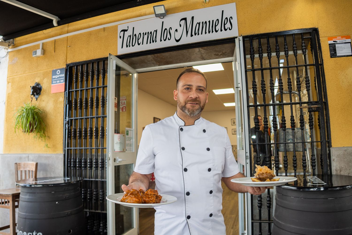 Manuel Vargas, cocinero y propietario de Los Manueles, en el interior de la taberna de aires flamencos.