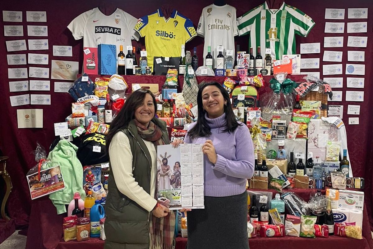 Verónica Andújar, ganadora de la cesta, junto a Ana Lambea, Hermana Mayor del Resucitado en El Puerto.  CEDIDA