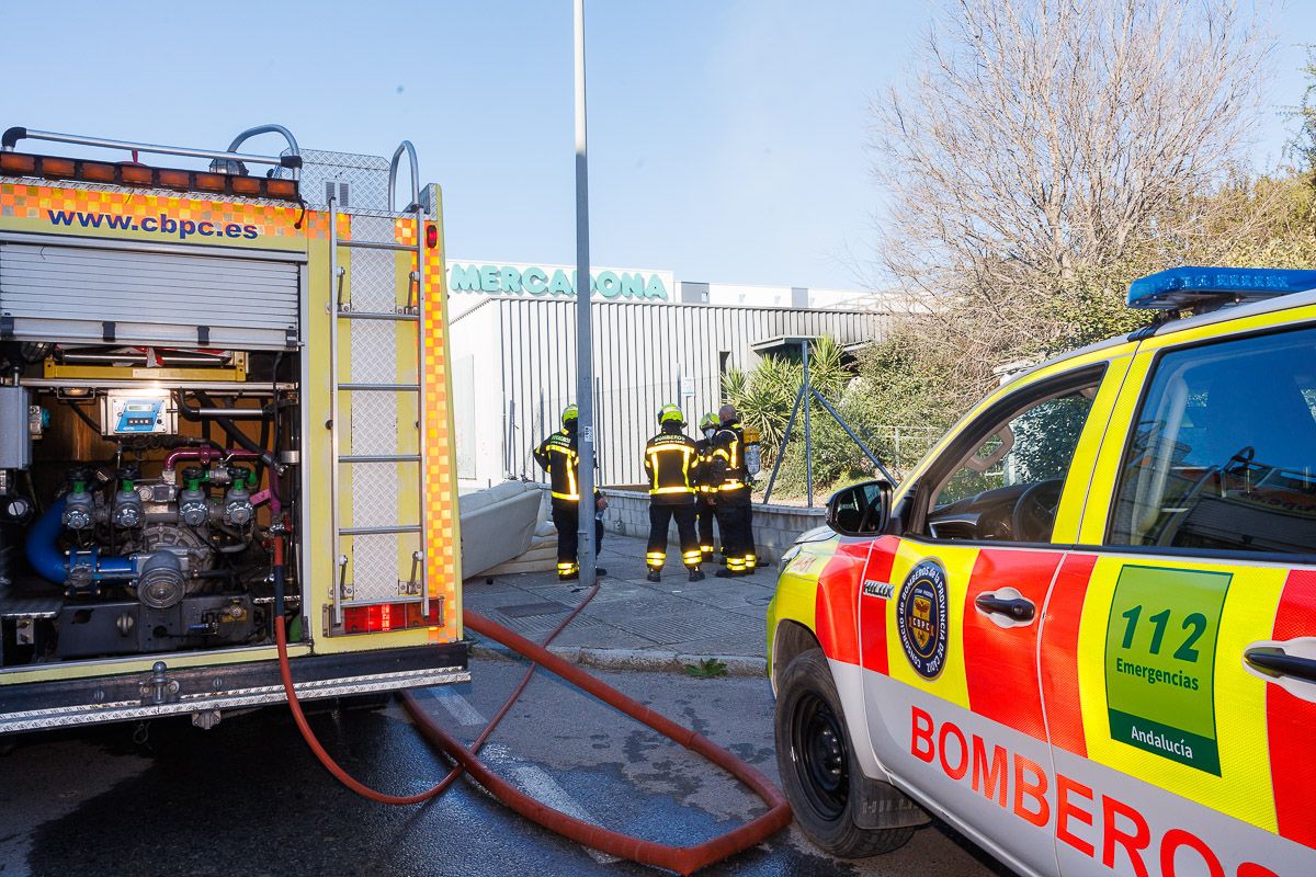 Los bomberos trabajando en la zona 