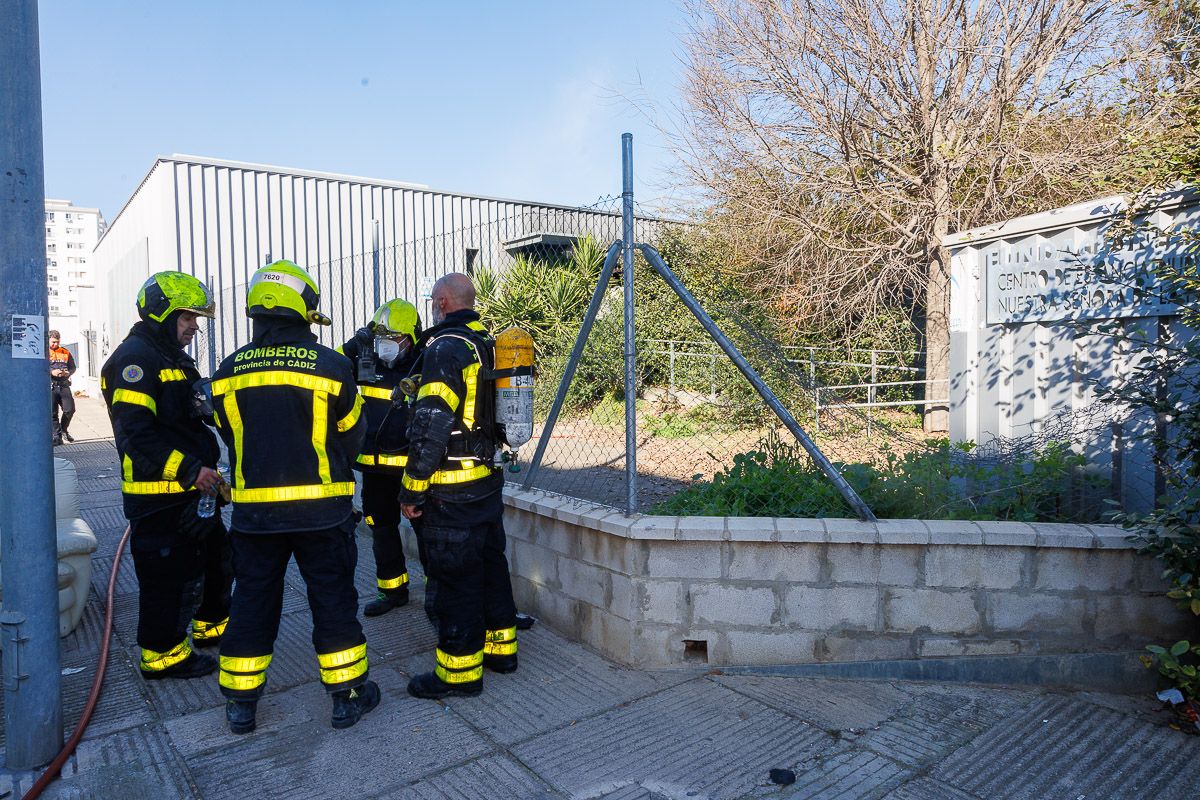 Bomberos junto al centro de mayores abandonado en La Plata de Jerez.