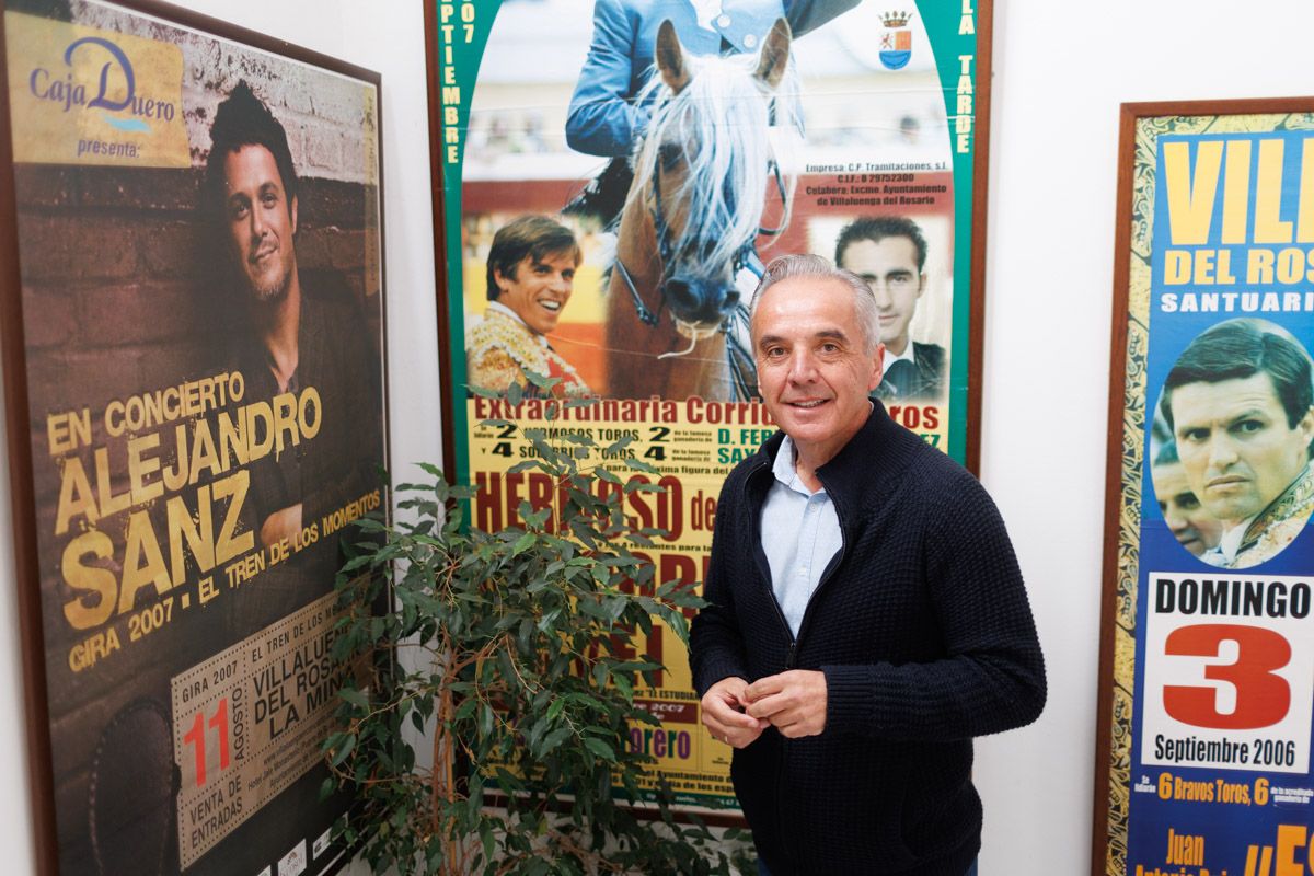 Alfonso Moscoso, alcalde de Villaluenga del Rosario, en el interior del Ayuntamiento que gobierna, con carteles taurinos y del concierto mítico de Alejandro Sanz en la localidad, en días pasados.