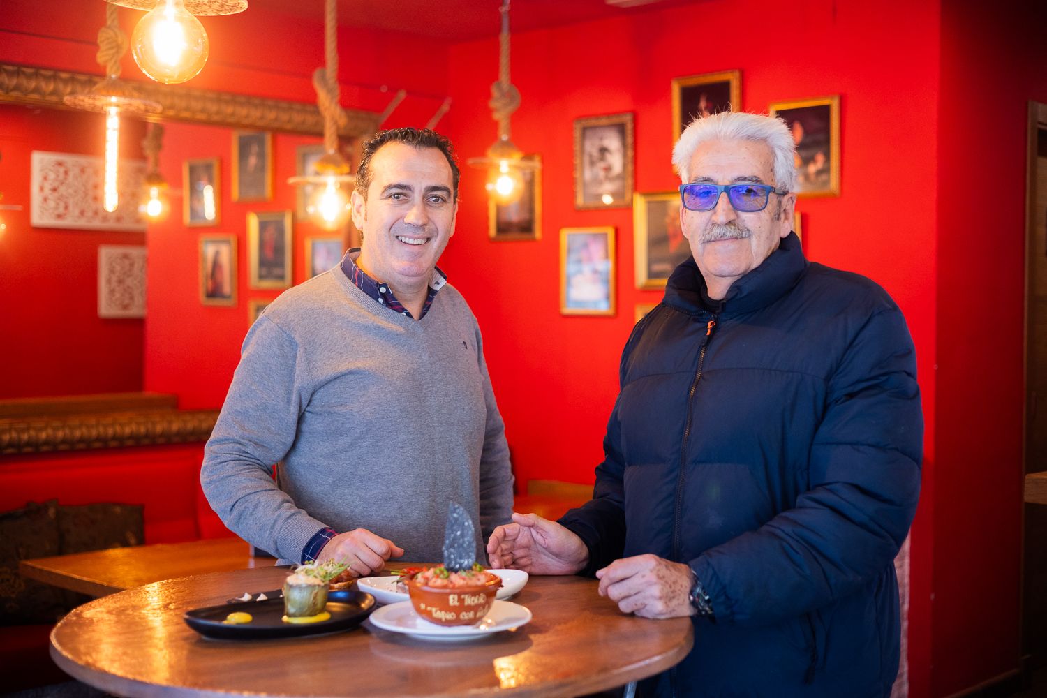 Los hosteleros Juan Antonio Salas y Juan Salas en El Tronío, en Rota.