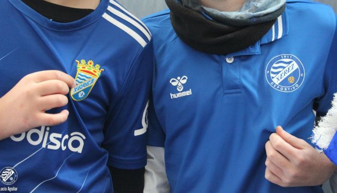 Dos alumnos del CEIP Antonio Machado, con las camisetas de Xerez DFC y Xerez CD.   FOTO: XEREZDFC