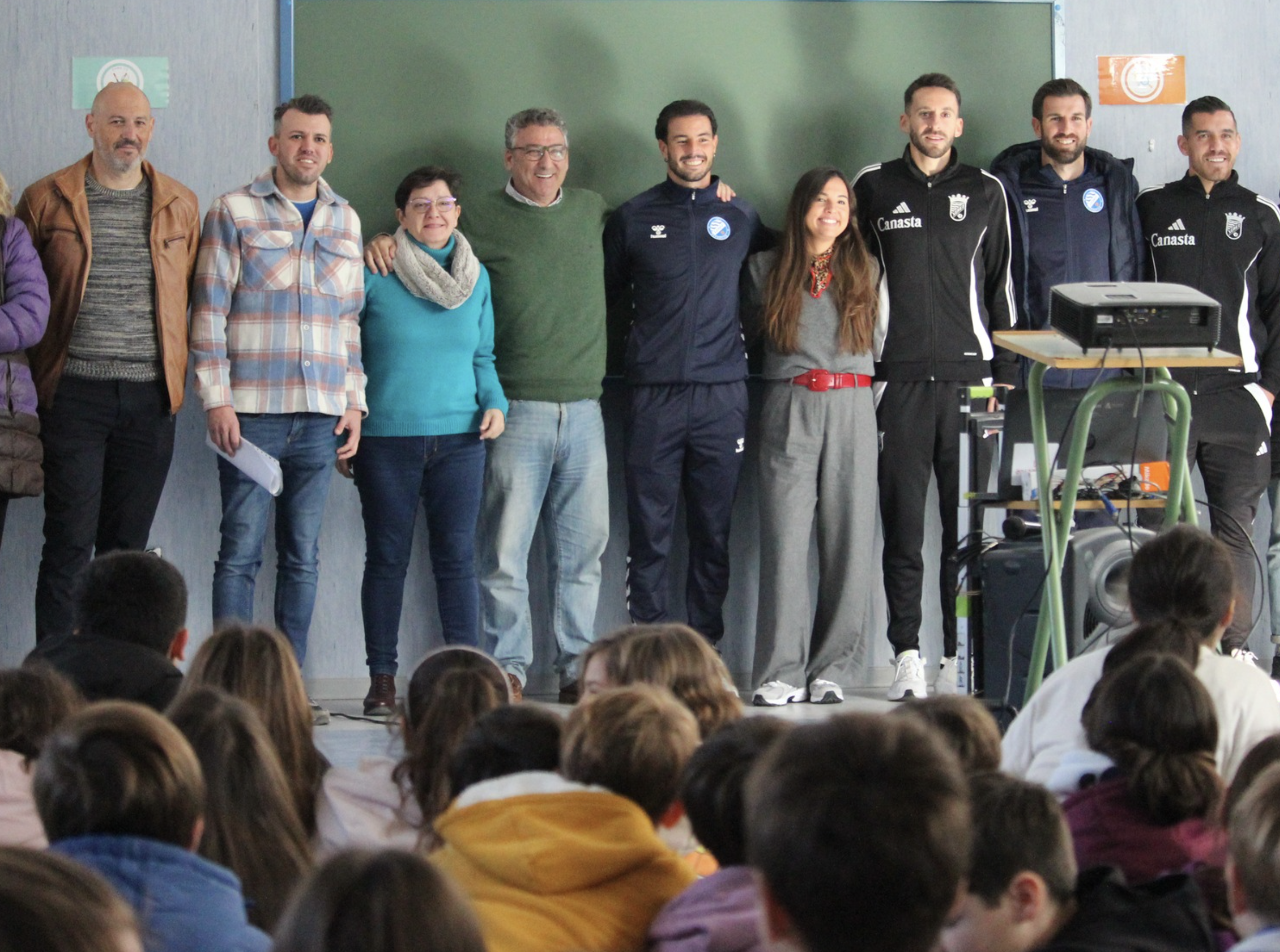 Jugadores de Xerez Deportivo FC y Xerez CD, en su visita al CEIP Antonio Machado.   FOTO: XEREZDFC