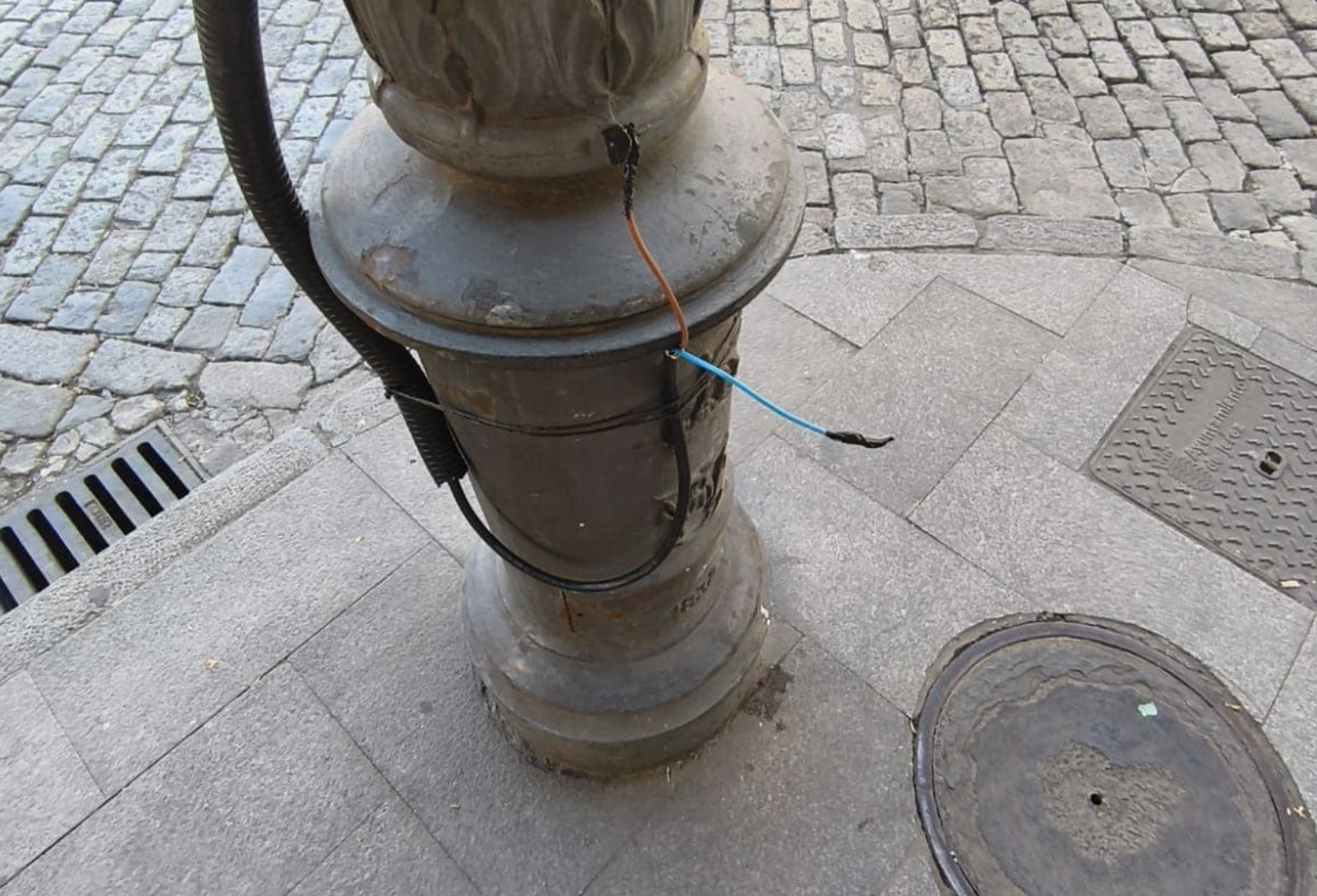 El cable que se encuentra por fuera en una farola próxima a un colegio de Jerez.