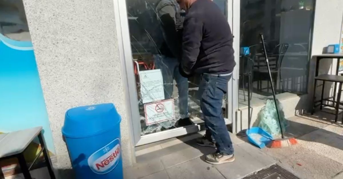 Cristal destrozado para entrar a robar en Jerez en el bar La Soleá. 