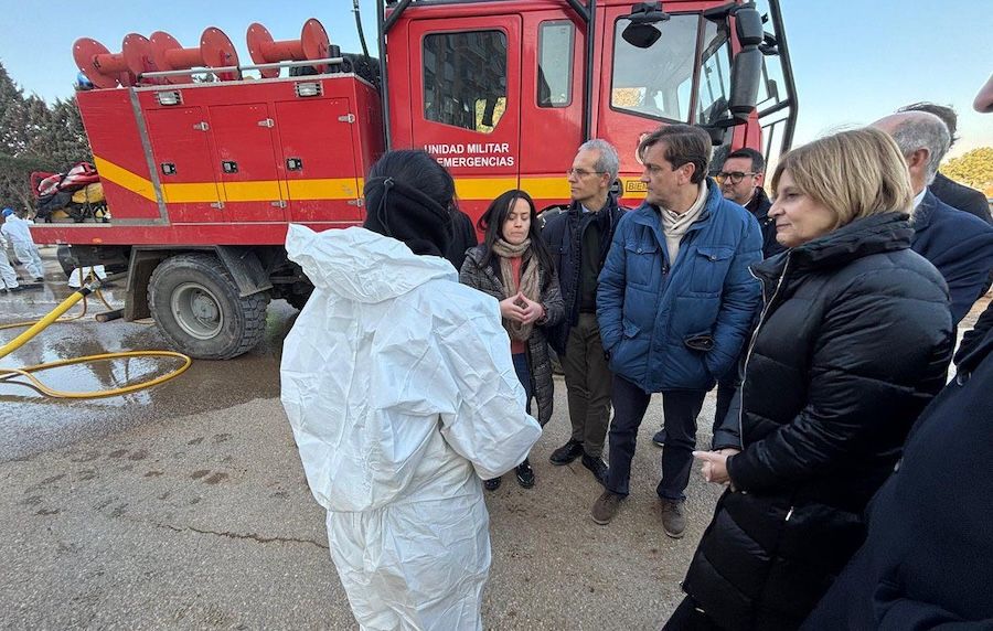 La alcaldesa de Jerez, María José García-Pelayo, en un municipio valenciano afectado por la dana.