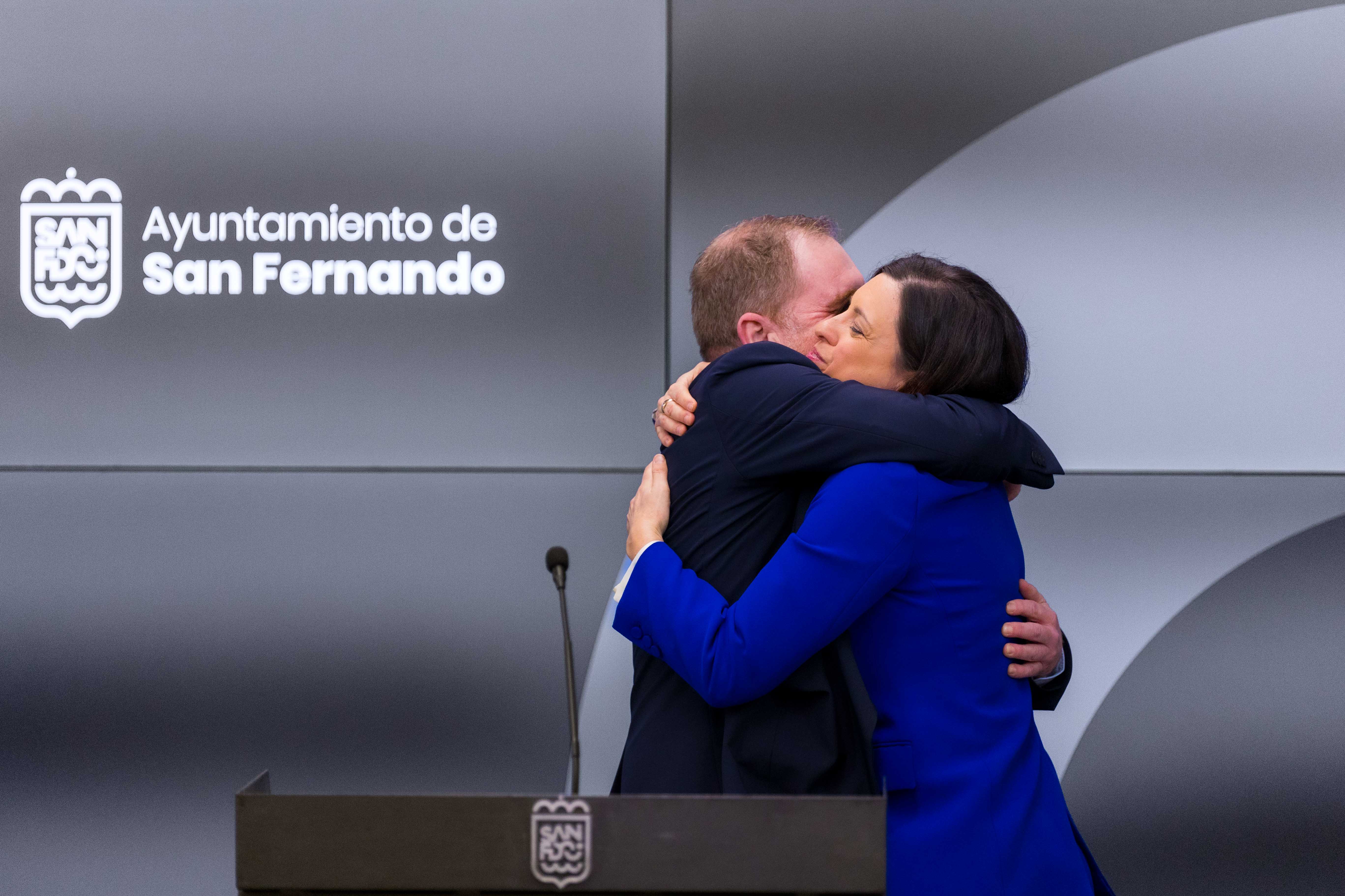 Conrado Rodríguez y Patricia Cavada, en la rueda de prensa de despedida en el Ayuntamiento de San Fernando.