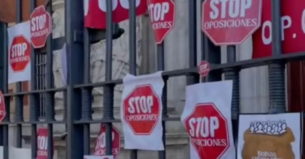 Carteles con el mensaje de 'Stop oposiciones' en Andalucía.