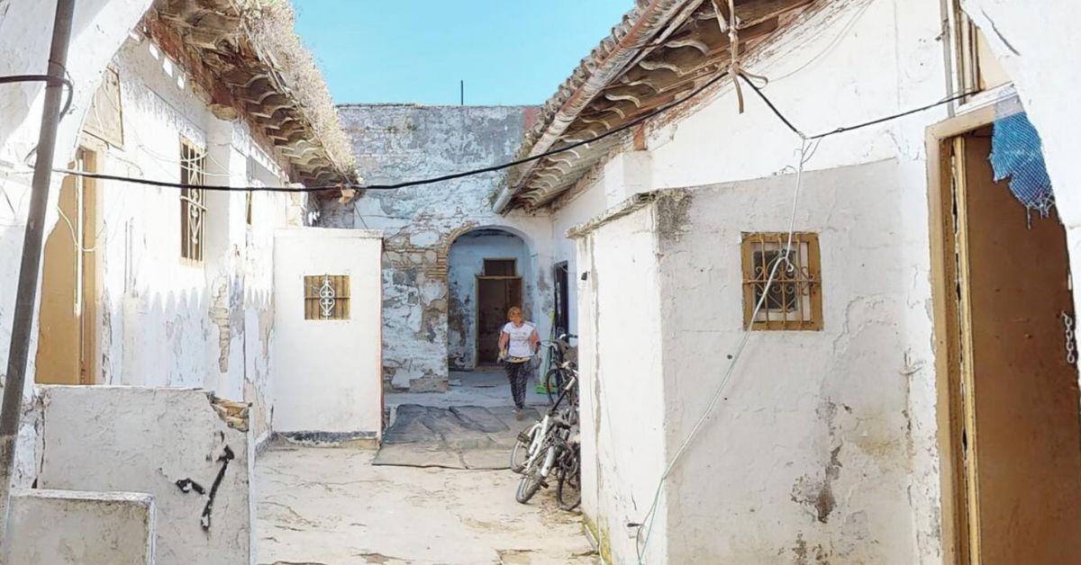 Estado en el que estaba el patio de vecinos antes de su transformación.