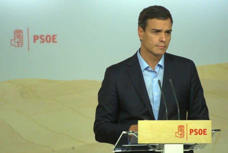 Porque dimite pedro sánchez