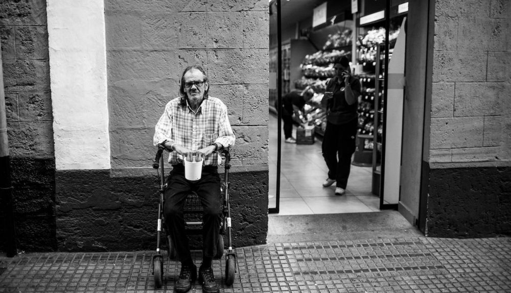 Juan Carlos, pidiendo en el supermercado que hay frente a su casa. FOTO: JUAN CARLOS TORO