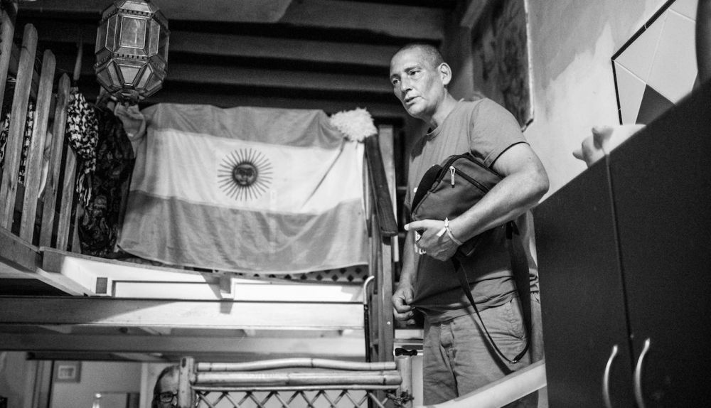 Leo, con su bandera de Argentina colgada en el acceso a su habitación. FOTO: JUAN CARLOS TORO