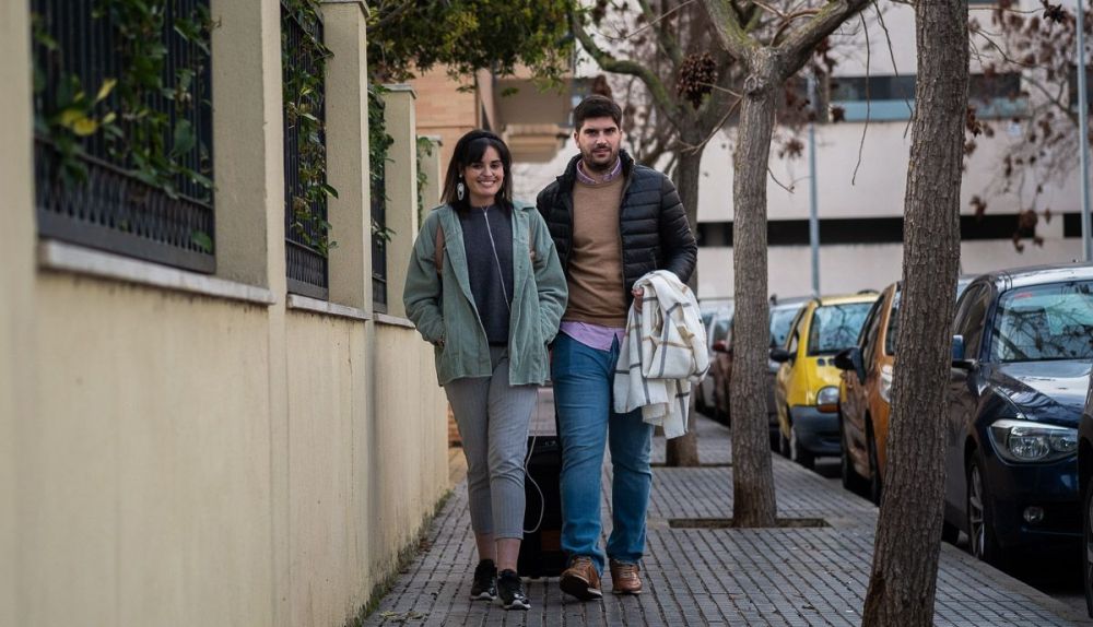 La joven médico jerezana junto a José Ramón, su pareja, tras la entrevista con este medio. FOTO: MANU GARCÍA