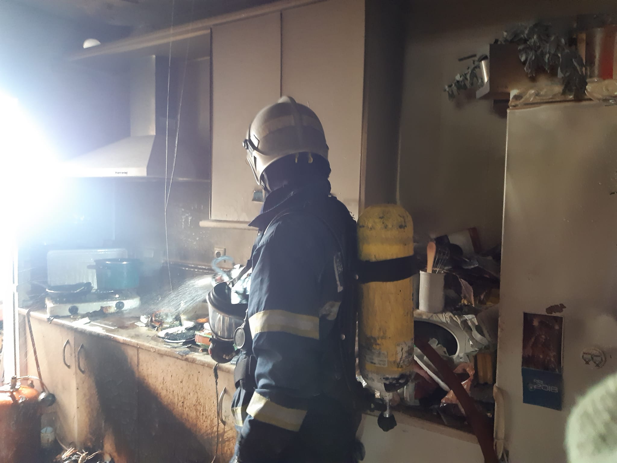 Un bombero en el interior de la cocina, tras la explosión.