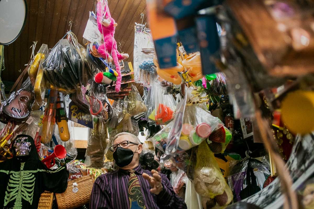 Ramón Gómez, 'El Millonario', en el interior de su tienda en Cádiz durante la pandemia.