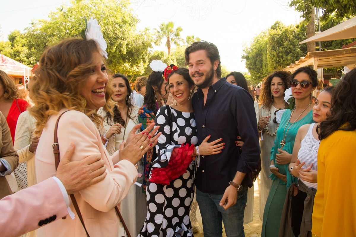 Emilio Méndez y Pilar Vargas, en la puerta de la caseta de La Buena Gente. FOTO: MANU GARCÍA.