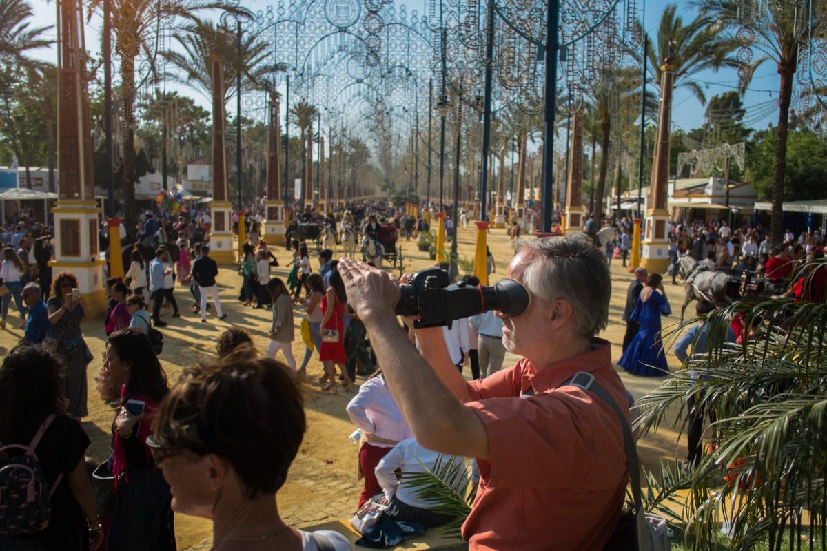 Un hombre grabando el paseo de caballos de la Feria. FOTO: MANU GARCÍA.