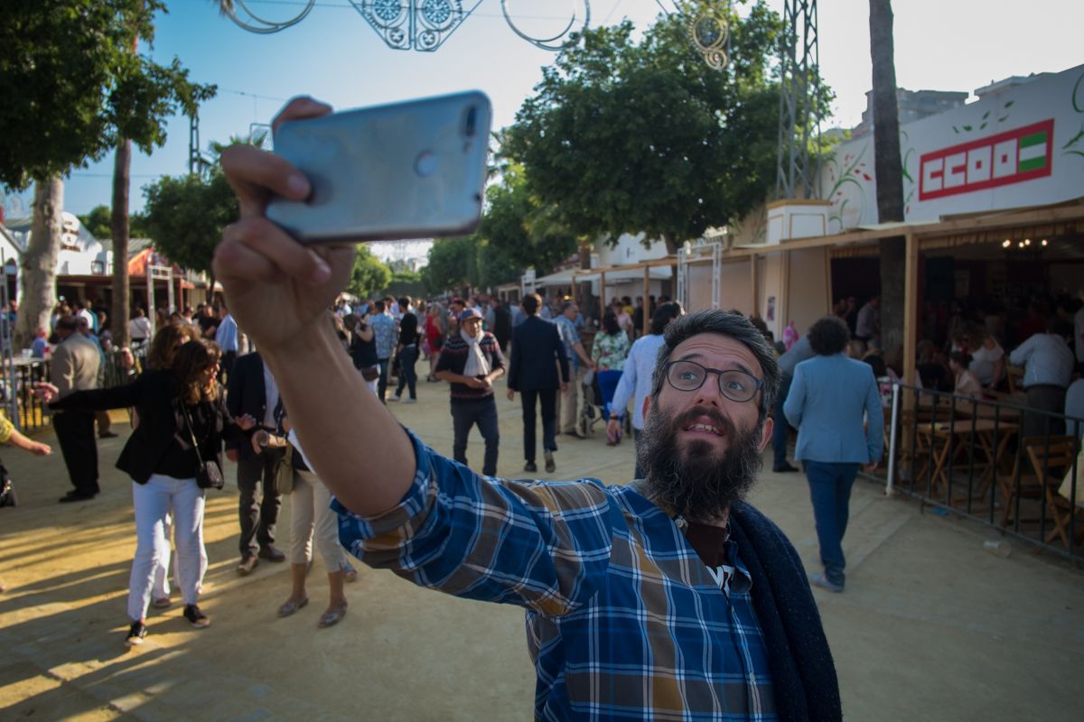Un joven se hace 'selfie' en la Feria. FOTO: MANU GARCÍA.