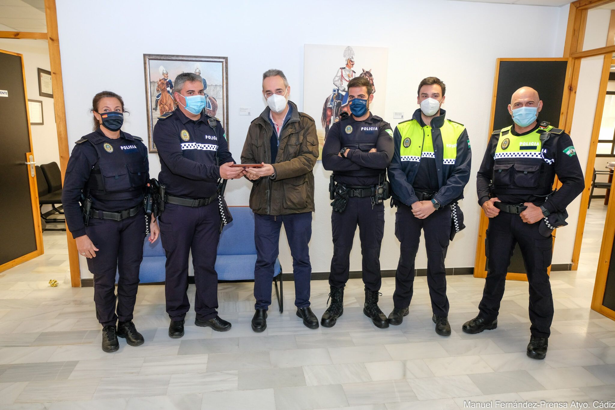 La Policía Local de Cádiz recibe un reconocimiento de un ciudadano al que cuatro agentes salvaron la vida.