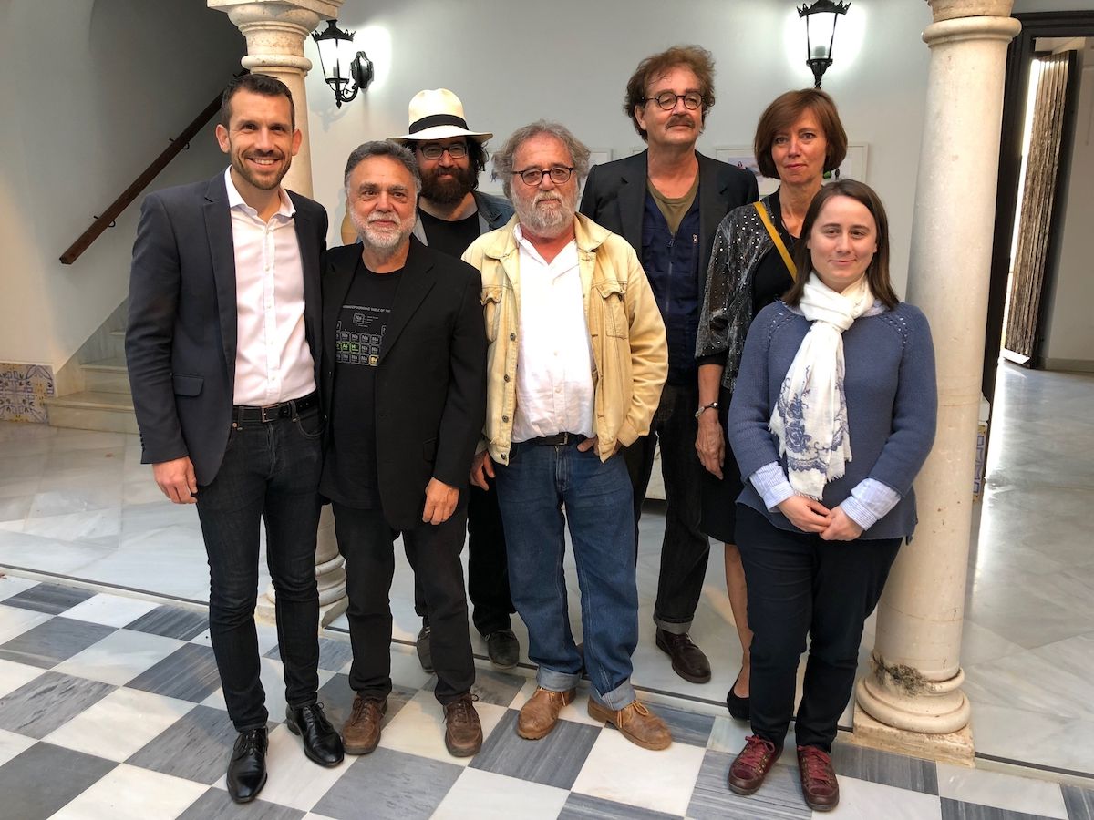 El delegado Daniel García con los artistas que participan en la exposición.