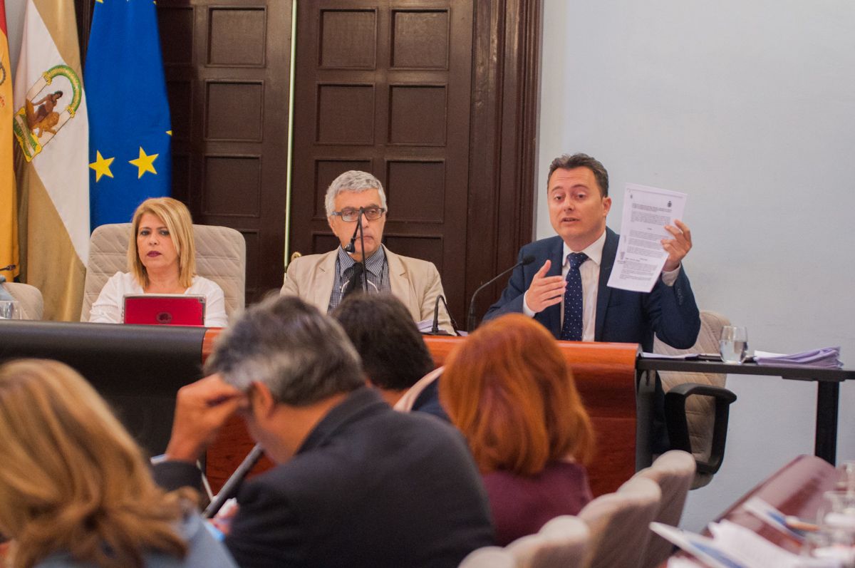 El teniente de alcaldesa Santiago Galván, enseñando documentación durante el pleno. FOTO: MANU GARCÍA.