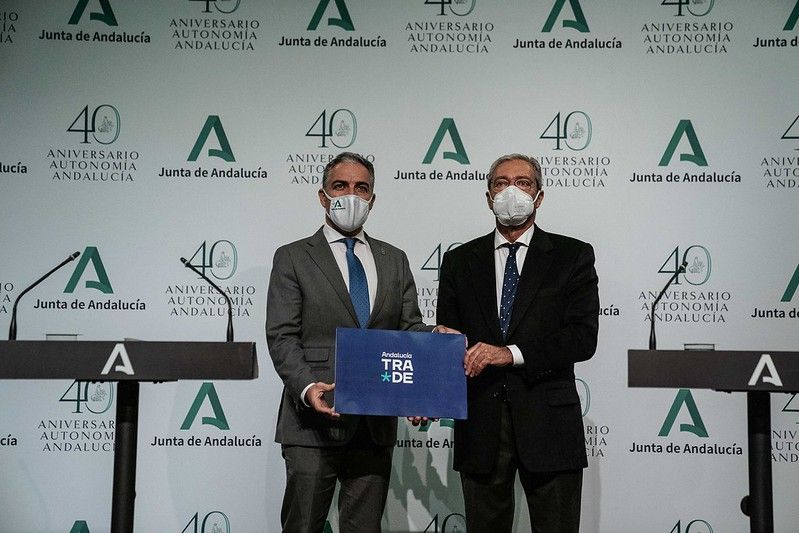 Bendodo y Velasco con la imagen de marca de Andalucía Trade, este martes antes de la rueda de prensa. Autor: Junta