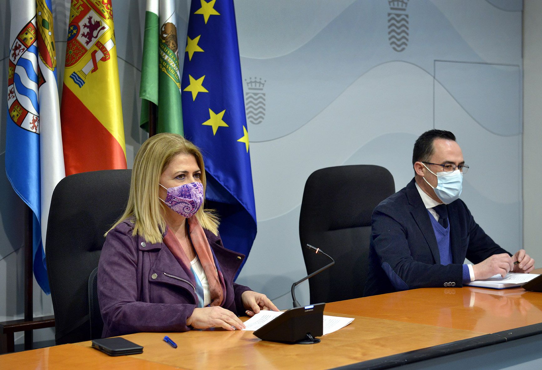 La alcaldesa de Jerez, Mamen Sánchez, con el presidente de la Unión de Hermandades, Dionisio Díaz, en rueda de prensa.