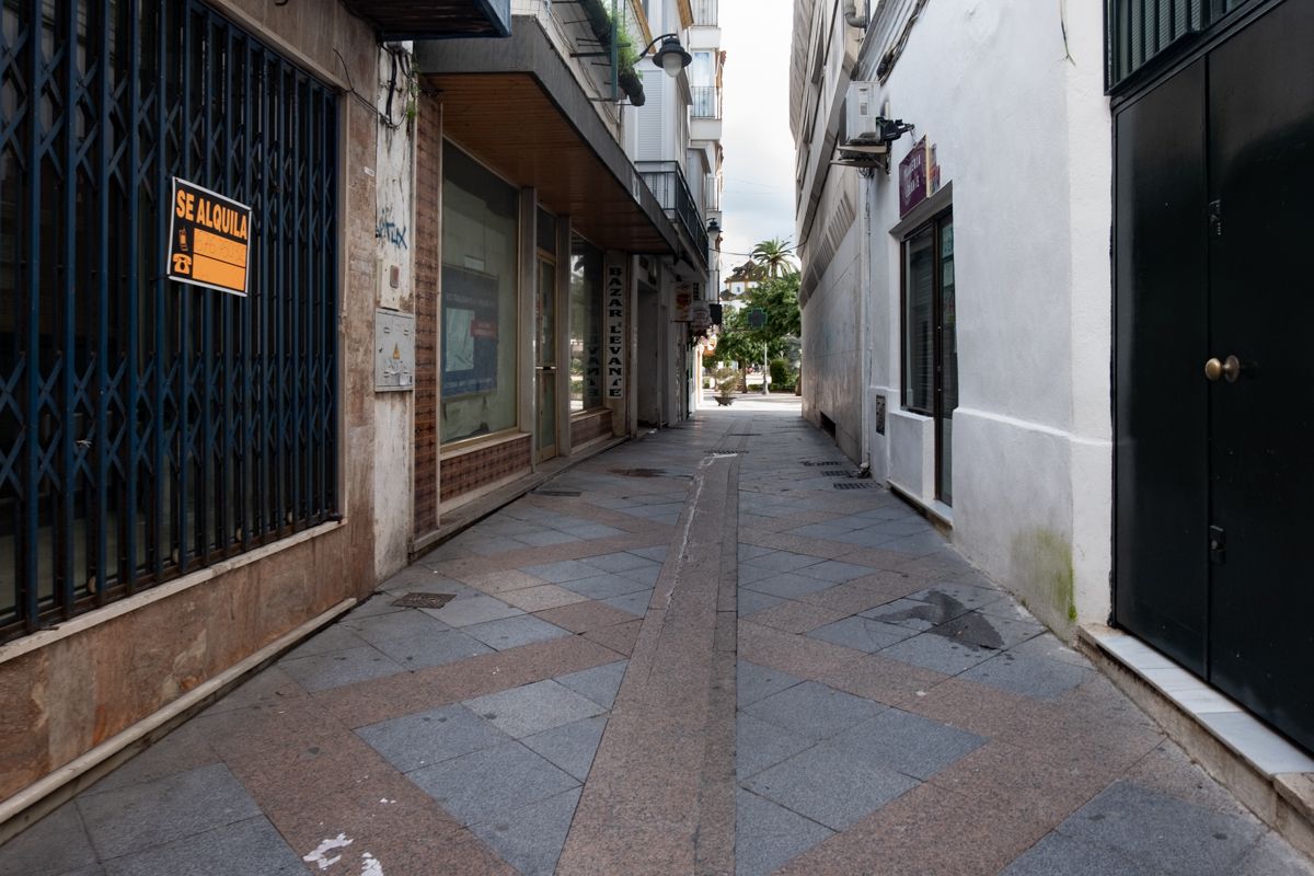 Una calle del centro de Jerez, desértica por el cierre de servicios no esenciales.   CANDELA NÚÑEZ