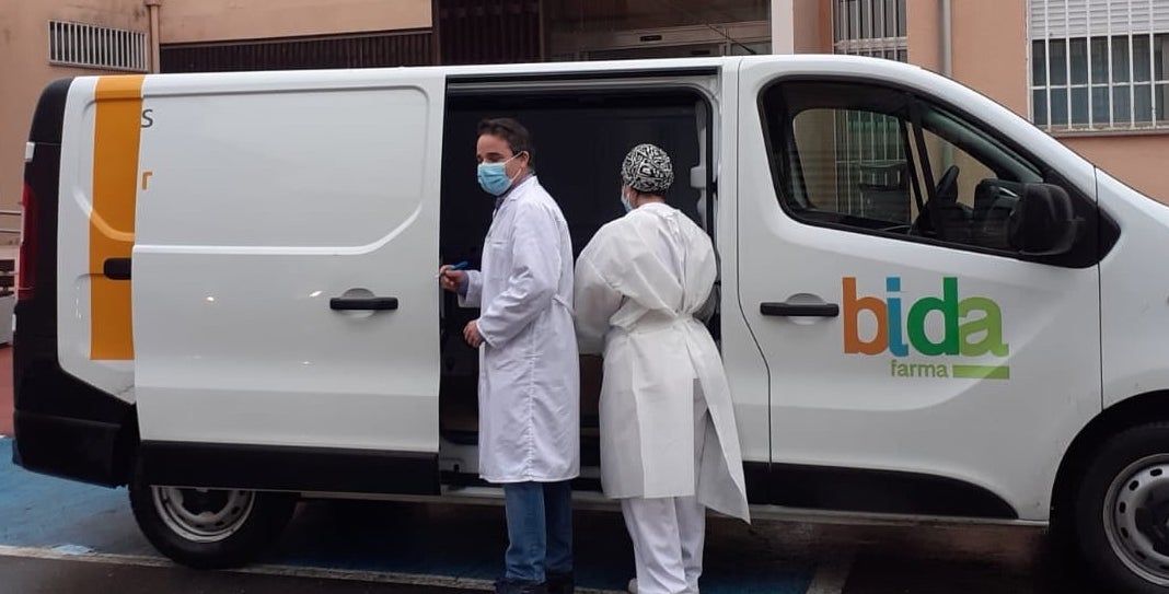 Empleados de Bidafarma, transportando la vacuna contra el covid-19.