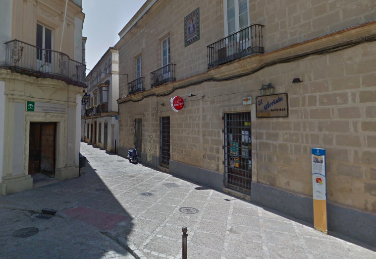 Calle Francos, esquina con plaza Compañía, cerca del lugar donde fue detenido el agresor. 