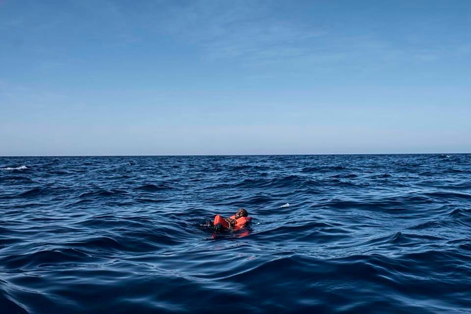 Una persona flotando en aguas del Mediterráneo. FOTO: PROACTIVA OPEN ARMS.