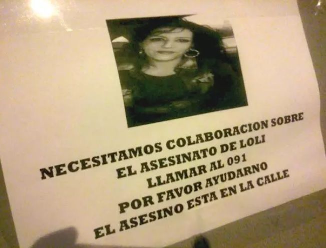 Un cartel de vecinos pidiendo ayuda para esclarecer el asesinato de Loli Ortiz, vecina de San Juan.